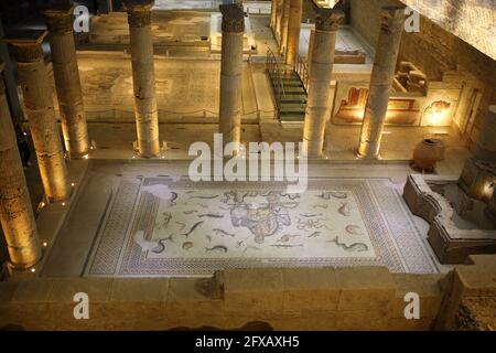 Vista interna del Museo dei mosaici Zeugma con i turisti Foto Stock