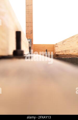 Bulloni del telaio in legno per costruzioni. Vista dal basso angolo del cantiere. Foto Stock