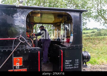 Autista e taxi della locomotiva Zillertal, Welshpool & Llanfair Light Railway, Powys, Galles. Foto Stock