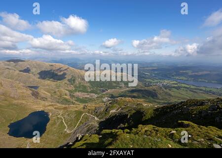 Acque basse sotto il vecchio uomo di Coniston a Cumbria, Inghilterra. La passeggiata circolare fino alla vetta del Vecchio Conistone considerato uno dei migliori nel Foto Stock