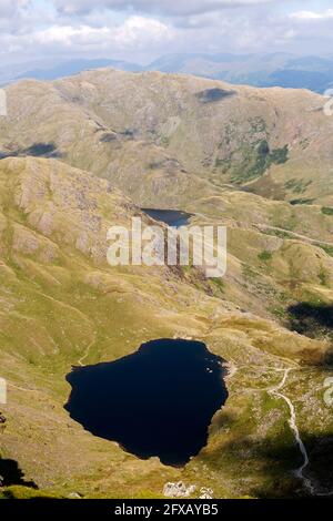 Acque basse sotto il vecchio uomo di Coniston a Cumbria, Inghilterra. Foto Stock