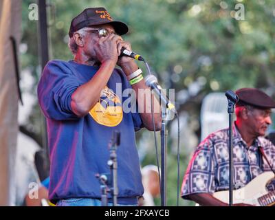 Il leggendario artista blues della Louisiana Lazy Lester Blows HARP al Crescent City Blues and barbecue Festival 2015 a New Orleans, Louisiana, USA Foto Stock