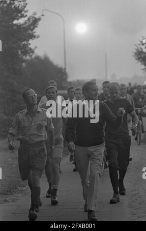 Primo giorno di quattro giorni Marche Nijmegen. Prince Claus in mezzo ad altri escursionisti, 25 luglio 1967, VIERDAAGSE, escursionisti, Paesi Bassi, foto agenzia stampa del xx secolo, notizie da ricordare, documentario, fotografia storica 1945-1990, storie visive, Storia umana del XX secolo, che cattura momenti nel tempo Foto Stock