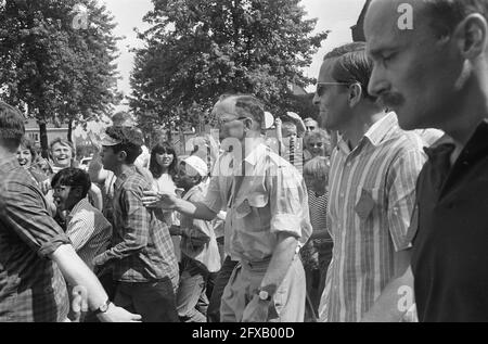 Primo giorno delle Marche di Nijmegen. Prince Claus in mezzo ad altri escursionisti, 25 luglio 1967, VIERDAAGSE, escursionisti, Paesi Bassi, foto agenzia stampa del xx secolo, notizie da ricordare, documentario, fotografia storica 1945-1990, storie visive, Storia umana del XX secolo, che cattura momenti nel tempo Foto Stock