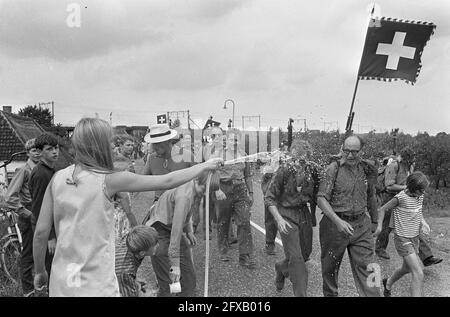 Primo giorno delle Marche di Nijmegen. Militare svizzera, 25 luglio 1967, MILITARE, VIERDAAGSE, Paesi Bassi, foto agenzia stampa del xx secolo, notizie da ricordare, documentario, fotografia storica 1945-1990, storie visive, Storia umana del XX secolo, che cattura momenti nel tempo Foto Stock