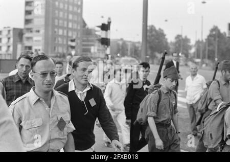 Primo giorno di Nijmegen quattro giorni Marche. Prince Claus in mezzo ad altri escursionisti, 25 luglio 1967, VIERDAAGSE, escursionisti, Paesi Bassi, foto agenzia stampa del xx secolo, notizie da ricordare, documentario, fotografia storica 1945-1990, storie visive, Storia umana del XX secolo, che cattura momenti nel tempo Foto Stock