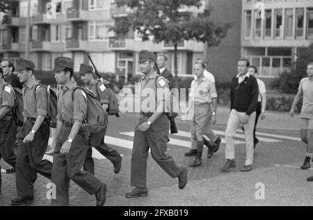 Primo giorno delle Marche di Nijmegen. Prince Claus in mezzo ad altri escursionisti, 25 luglio 1967, VIERDAAGSE, escursionisti, Paesi Bassi, foto agenzia stampa del xx secolo, notizie da ricordare, documentario, fotografia storica 1945-1990, storie visive, Storia umana del XX secolo, che cattura momenti nel tempo Foto Stock