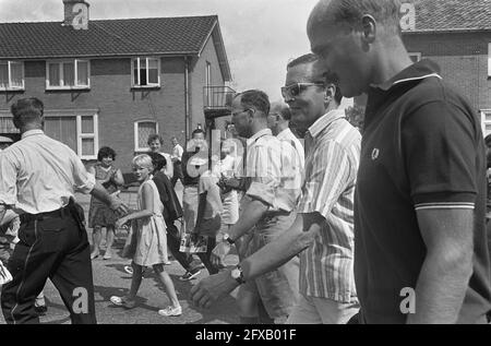 Primo giorno di quattro giorni Marche Nijmegen. Prince Claus in mezzo ad altri escursionisti, 25 luglio 1967, VIERDAAGSE, escursionisti, Paesi Bassi, foto agenzia stampa del xx secolo, notizie da ricordare, documentario, fotografia storica 1945-1990, storie visive, Storia umana del XX secolo, che cattura momenti nel tempo Foto Stock