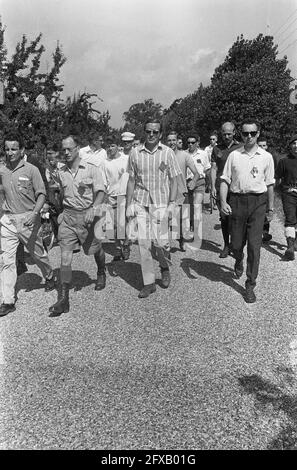 Primo giorno di quattro giorni Nijmegen. Prince Claus in mezzo ad altri escursionisti, 25 luglio 1967, VIERDAAGSE, escursionisti, Paesi Bassi, foto agenzia stampa del xx secolo, notizie da ricordare, documentario, fotografia storica 1945-1990, storie visive, Storia umana del XX secolo, che cattura momenti nel tempo Foto Stock