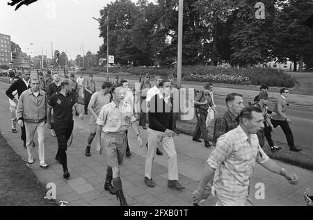 Primo giorno di quattro giorni Nijmegen. Prince Claus, tra gli altri escursionisti, 25 luglio 1967, VIERDAAGSE, escursionisti, Paesi Bassi, foto agenzia stampa del xx secolo, notizie da ricordare, documentario, fotografia storica 1945-1990, storie visive, Storia umana del XX secolo, che cattura momenti nel tempo Foto Stock