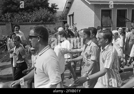 Primo giorno di quattro giorni Marche Nijmegen. Prince Claus in mezzo ad altri escursionisti, 25 luglio 1967, VIERDAAGSE, escursionisti, Paesi Bassi, foto agenzia stampa del xx secolo, notizie da ricordare, documentario, fotografia storica 1945-1990, storie visive, Storia umana del XX secolo, che cattura momenti nel tempo Foto Stock