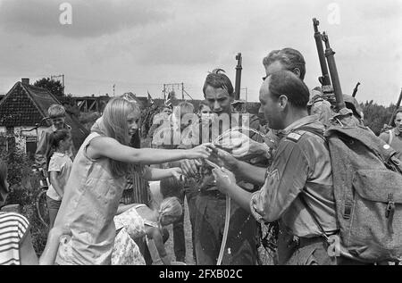 Primo giorno delle Marche di Nijmegen. Personale militare svizzero, 25 luglio 1967, MILITARE, VIERDAAGSE, Paesi Bassi, foto agenzia stampa del xx secolo, notizie da ricordare, documentario, fotografia storica 1945-1990, storie visive, Storia umana del XX secolo, che cattura momenti nel tempo Foto Stock