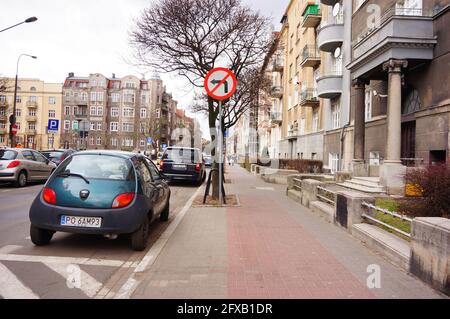 POZNAN, POLONIA - Mar 08, 2019: Piccola Ford Ka parcheggiata in un parcheggio nel centro della città. Foto Stock