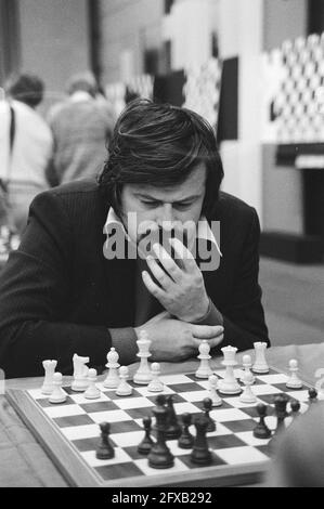 Primo turno di Hoogovens Chess Tournament a Wijk aan Zee . 6a.7a.8a Vlastimil Hort in Action, 9 gennaio Timman, 15 gennaio 1982, scacchi, Tornei, Paesi Bassi, foto agenzia stampa del XX secolo, notizie da ricordare, documentario, fotografia storica 1945-1990, storie visive, Storia umana del XX secolo, che cattura momenti nel tempo Foto Stock