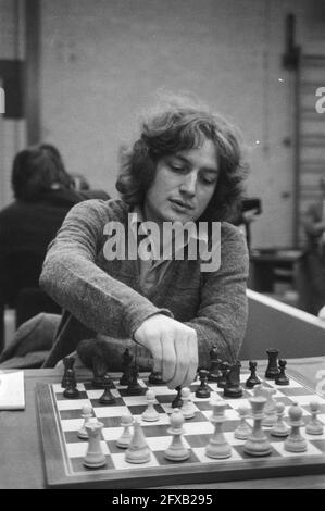 Primo turno di Hoogovens Chess Tournament a Wijk aan Zee . 11a.12a Jan Timman in azione, 13a.14a Hans Ree in azione, 15 gennaio 1982, scacchi, tornei, I Paesi Bassi, foto agenzia stampa del XX secolo, notizie da ricordare, documentario, fotografia storica 1945-1990, storie visive, Storia umana del XX secolo, che cattura momenti nel tempo Foto Stock