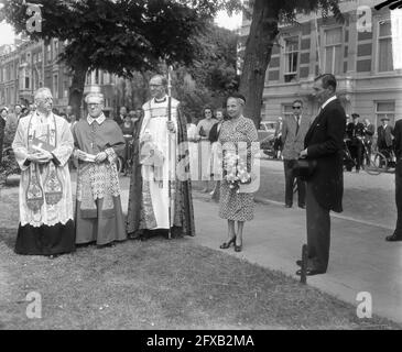 Prima pietra per la nuova chiesa episcopale inglese e americana a Riouwstraat all'Aia, della Principessa Alice, Contessa di Athlone. Al centro della contessa, a sua destra l'ambasciatore inglese Sir Philip Nichols, 21 giugno 1951, diplomatici, clero, chiese, Principesse, lapide, Paesi Bassi, foto agenzia stampa del XX secolo, notizie da ricordare, documentario, fotografia storica 1945-1990, storie visive, Storia umana del XX secolo, che cattura momenti nel tempo Foto Stock