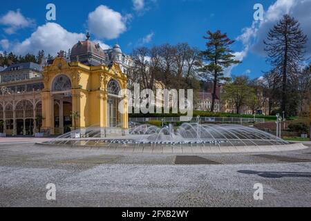 Giornata di sole primaverile sul colonnato principale con un canto fontana nel centro della città termale ceca di Marianske Lazne (Marienbad) Foto Stock