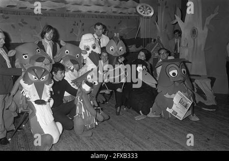 Prima esecuzione del Fabeltjeskrant sul palco (con marionette) al Casimir Lyceum di Amstelveen, Paesi Bassi, 10 aprile 1969, LYCEA, POPPEN, spettacoli, Paesi Bassi, foto agenzia stampa del XX secolo, notizie da ricordare, documentario, fotografia storica 1945-1990, storie visive, Storia umana del XX secolo, che cattura momenti nel tempo Foto Stock