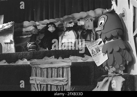 Prima esecuzione del Fabeltjeskrant sul palco (con marionette) al Casimir Lyceum di Amstelveen, 10 aprile 1969, LYCEA, POPPEN, Spettacoli, Paesi Bassi, foto agenzia stampa del XX secolo, notizie da ricordare, documentario, fotografia storica 1945-1990, storie visive, Storia umana del XX secolo, che cattura momenti nel tempo Foto Stock