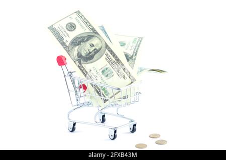 Carrello pieno di banconote in dollari isolato su sfondo bianco Foto Stock
