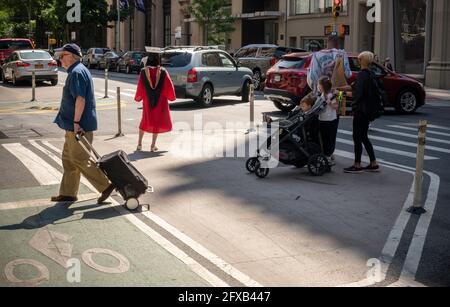 New York, Stati Uniti. 25 Maggio 2021. Persone mascherate e senza maschera nel quartiere di Greenwich Village a New York martedì 25 maggio 2021. New York ha rilassato mandati maschera permettendo la maggior parte delle attività all'aperto di essere senza maschera così come molti ambienti interni, con avvertenze. (Foto di Richard B. Levine) Credit: Sipa USA/Alamy Live News Foto Stock