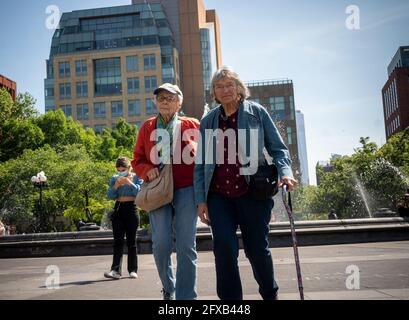 New York, Stati Uniti. 25 Maggio 2021. Persone mascherate e senza maschera a Washington Square Park a New York martedì 25 maggio 2021. New York ha rilassato mandati maschera permettendo la maggior parte delle attività all'aperto di essere senza maschera così come molti ambienti interni, con avvertenze. (Foto di Richard B. Levine) Credit: Sipa USA/Alamy Live News Foto Stock