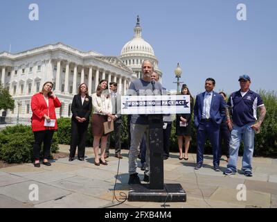 Washington, DC, Stati Uniti. 26 Maggio 2021. Jon Stewart parla durante una conferenza stampa sul Toxics Act del 2021 a Capitol Hill mercoledì 26 maggio 2021 a Washington, DC. Foto di Jemal Countess/UPI Credit: UPI/Alamy Live News Foto Stock