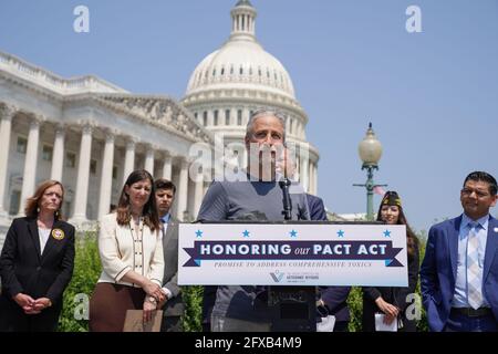 Washington, DC, Stati Uniti. 26 Maggio 2021. Jon Stewart parla durante una conferenza stampa sul Toxics Act del 2021 a Capitol Hill mercoledì 26 maggio 2021 a Washington, DC. Foto di Jemal Countess/UPI Credit: UPI/Alamy Live News Foto Stock