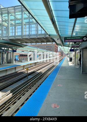 CHICAGO, STATI UNITI - 14 Maggio 2021: Fermata del treno a ciclo a Chicago Foto Stock