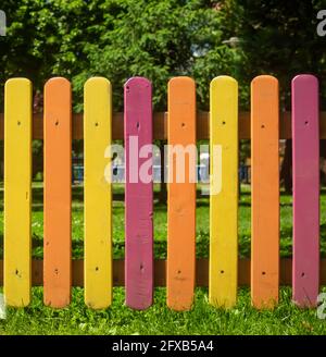 Si tratta di una recinzione colorata in un parco in una giornata di sole. È possibile utilizzare l'immagine per una t-shirt, ad esempio, o come sfondo Foto Stock