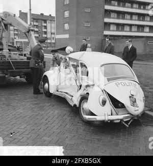 Curva di collisione a catena Burgemeester De Vlughtlaan, Haarlemmerweg, la macchina di polizia danneggiata, 29 aprile 1964, collisioni a catena, Paesi Bassi, foto agenzia stampa del xx secolo, notizie da ricordare, documentario, fotografia storica 1945-1990, storie visive, Storia umana del XX secolo, che cattura momenti nel tempo Foto Stock