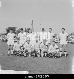 NAC team, in piedi da sinistra a destra Theo Laseroms, Jan van Hoogenhuizen, Adri Pelkmans, Kees Kamp, Peter van der Merwe, Daan Schrijvers, seduto, 2 settembre 1962, Squadre, sport, calcio, Paesi Bassi, foto agenzia stampa del XX secolo, notizie da ricordare, documentario, fotografia storica 1945-1990, storie visive, Storia umana del XX secolo, che cattura momenti nel tempo Foto Stock