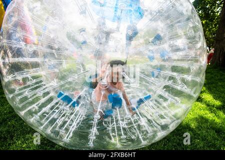 Minneapolis, Stati Uniti. 25 Maggio 2021. Atmosfera al Commons Park durante l'evento commemorativo del 1° anniversario della sua morte il 25 maggio 2021 a Minneapolis, Minnesota. Foto: Chris Tuite/ImageSPACE Credit: Imagespace/Alamy Live News Foto Stock