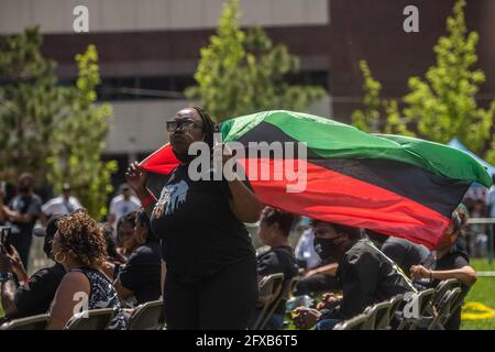 Minneapolis, Stati Uniti. 25 Maggio 2021. Atmosfera al Commons Park durante l'evento commemorativo del 1° anniversario della sua morte il 25 maggio 2021 a Minneapolis, Minnesota. Foto: Chris Tuite/ImageSPACE Credit: Imagespace/Alamy Live News Foto Stock