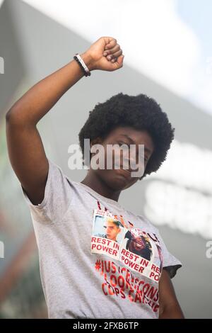 La famiglia di Alvin Cole al Commons Park durante l'evento di ricordo del 1° anniversario della sua morte il 25 maggio 2021 a Minneapolis, Minnesota. Foto: Chris Tuite/ImageSPACE Foto Stock