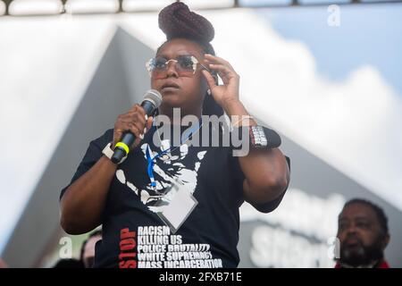 Minneapolis, Stati Uniti. 25 Maggio 2021. Bianca Austin, la zia di Breonna Taylor, parla al Commons Park durante l'evento commemorativo del 1° anniversario della sua morte il 25 maggio 2021 a Minneapolis, Minnesota. Foto: Chris Tuite/ImageSPACE Credit: Imagespace/Alamy Live News Foto Stock