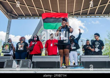 Minneapolis, Stati Uniti. 25 Maggio 2021. Bianca Austin, la zia di Breonna Taylor, parla al Commons Park durante l'evento commemorativo del 1° anniversario della sua morte il 25 maggio 2021 a Minneapolis, Minnesota. Foto: Chris Tuite/ImageSPACE Credit: Imagespace/Alamy Live News Foto Stock