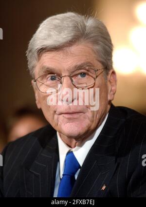 Il senatore degli Stati Uniti John Warner (repubblicano della Virginia) presenta il giudice John G. Roberts al Comitato del Senato degli Stati Uniti sul giudice di Capitol Hill a Washington, DC, che sta considerando la nomina di Robert a Chief Justice degli Stati Uniti il 12 settembre 2005.Credit: Ron Sachs / CNP (RESTRIZIONE: NESSUN giornale o giornale di New York o del New Jersey entro un raggio di 75 miglia da New York City) /MediaPunch Foto Stock