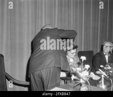 Installazione della seconda sindaco femminile nei Paesi Bassi; M. van de Wall-Duyvendak in qualità di sindaco di Geldermalsen, 16 ottobre 1964, sindaci, installazioni; Donne, Paesi Bassi, foto agenzia stampa del XX secolo, notizie da ricordare, documentario, fotografia storica 1945-1990, storie visive, Storia umana del XX secolo, che cattura momenti nel tempo Foto Stock