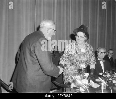 Installazione della seconda sindaco femminile nei Paesi Bassi; M. van de Wall-Duyvendak in qualità di sindaco di Geldermalsen, 16 ottobre 1964, sindaci, installazioni; Donne, Paesi Bassi, foto agenzia stampa del XX secolo, notizie da ricordare, documentario, fotografia storica 1945-1990, storie visive, Storia umana del XX secolo, che cattura momenti nel tempo Foto Stock