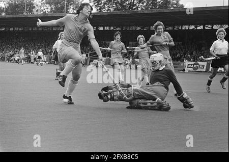 Torneo Int. Di hockey su campo ad Amstelveen Paesi Bassi contro Germania Ovest, Ladies (2-2); Elsemieke Hillen harasses the goalkeeper, 21 giugno 1981, hockey su campo, Paesi Bassi, foto agenzia stampa del xx secolo, notizie da ricordare, documentario, fotografia storica 1945-1990, storie visive, Storia umana del XX secolo, che cattura momenti nel tempo Foto Stock