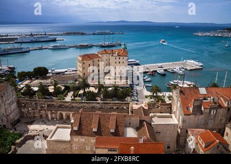 Il lungomare della Città di Spalato visto dalla cima del campanile della Cattedrale di San Domnio nel Palazzo di Diocleziano nella città vecchia. Croazia Foto Stock