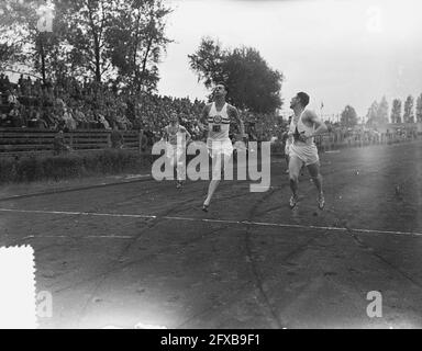 Concorso internazionale di atletica Pro Patria Rotterdam, finale 200 m uomini, 3 luglio 1955, atletica, sport, I Paesi Bassi, foto agenzia stampa del XX secolo, notizie da ricordare, documentario, fotografia storica 1945-1990, storie visive, Storia umana del XX secolo, che cattura momenti nel tempo Foto Stock
