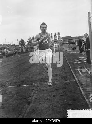 Concorso internazionale di atletica Pro Patria Rotterdam, finale 800 m uomini, 3 luglio 1955, atletica, sport, I Paesi Bassi, foto agenzia stampa del XX secolo, notizie da ricordare, documentario, fotografia storica 1945-1990, storie visive, Storia umana del XX secolo, che cattura momenti nel tempo Foto Stock