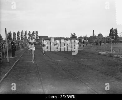 Concorso internazionale di atletica Pro Patria Rotterdam, finale 100 m uomini, 3 luglio 1955, atletica, sport, I Paesi Bassi, foto agenzia stampa del XX secolo, notizie da ricordare, documentario, fotografia storica 1945-1990, storie visive, Storia umana del XX secolo, che cattura momenti nel tempo Foto Stock