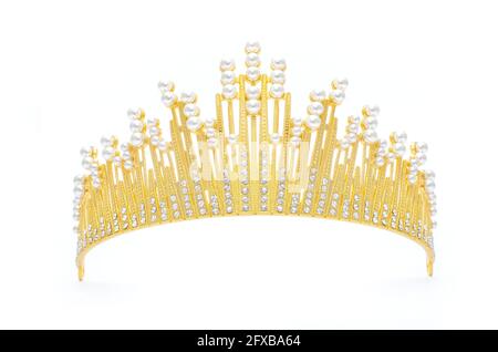 tiara dorata con perle e diamanti isolati su bianco Foto Stock