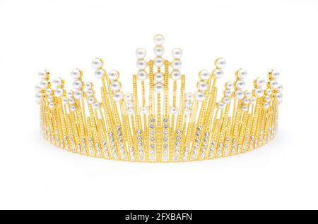 tiara dorata con perle e diamanti isolati su bianco Foto Stock