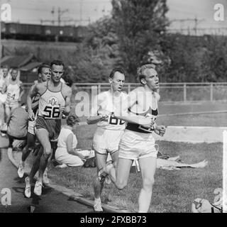 Partite internazionali di atletica, i 3000 metri uomini, sinistra (58) Snepvangers, centro (60) Allonsius (Belgio) vincitore e sinistra (62) Clement (2), 31 maggio 1964, partite di atletica, Paesi Bassi, foto agenzia stampa del xx secolo, notizie da ricordare, documentario, fotografia storica 1945-1990, storie visive, Storia umana del XX secolo, che cattura momenti nel tempo Foto Stock