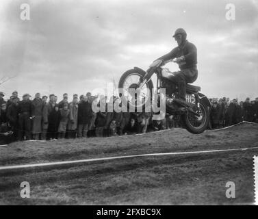 Motocross internazionale a Gemert (Brabante del Nord). Brother Dirks in azione sul salto con gli sci, 22 febbraio 1959, motocross, salti da sci, I Paesi Bassi, foto agenzia stampa del XX secolo, notizie da ricordare, documentario, fotografia storica 1945-1990, storie visive, Storia umana del XX secolo, che cattura momenti nel tempo Foto Stock