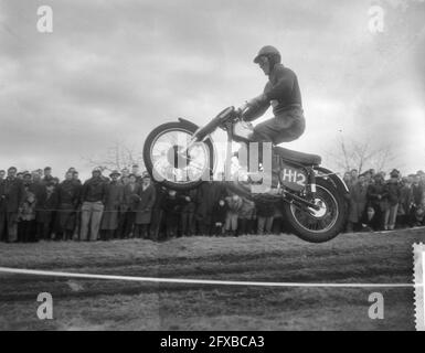 Motocross internazionale a Gemert (Brabante del Nord). Brother Dirks in azione sulla rampa di salto, 22 febbraio 1959, Motocross, rampe di salto, I Paesi Bassi, foto agenzia stampa del XX secolo, notizie da ricordare, documentario, fotografia storica 1945-1990, storie visive, Storia umana del XX secolo, che cattura momenti nel tempo Foto Stock